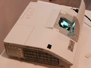 日立infocomm2011展出短焦、工程投影機