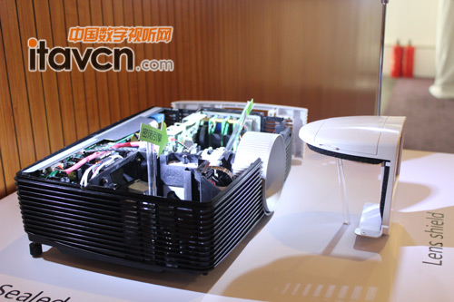 拆機展示宏基特有的四重防塵